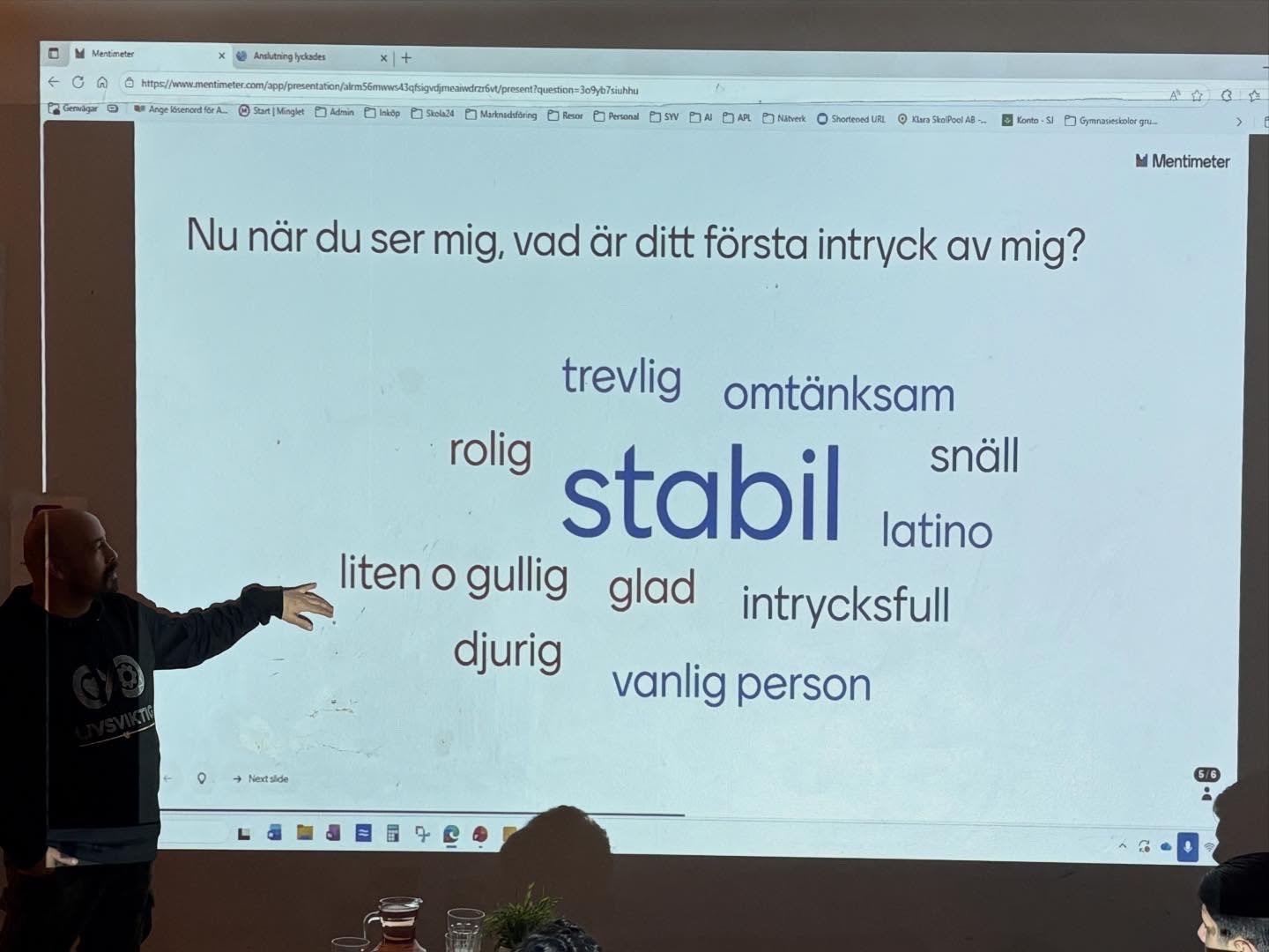 Alexander framför en Mentimeter-ordbild under en föreläsning