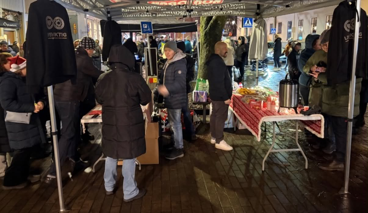Fyra personer i LIVSVIKTIGT-tröjor på Luciafika 2025